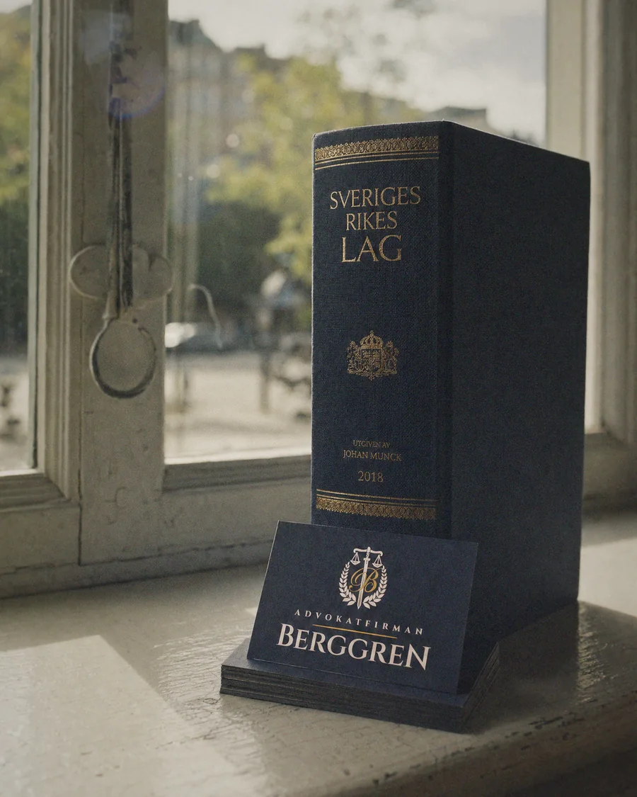 Sveriges rikes lag och Advokatfirman Berggrens visitkort på en fönsterbräda i Göteborg